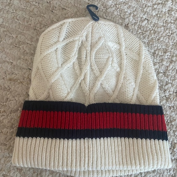 BNWT Tommy Hilfiger white cable knit hat with signature colours - Picture 2 of 3